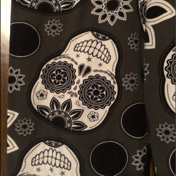 BLACK AND WHITE SKULL CANDY LEGGINGS - Picture 2 of 5